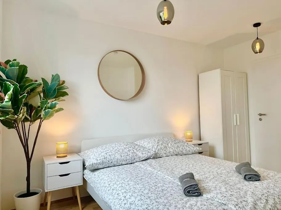 Modern Danube Apartment With Balcony Viena